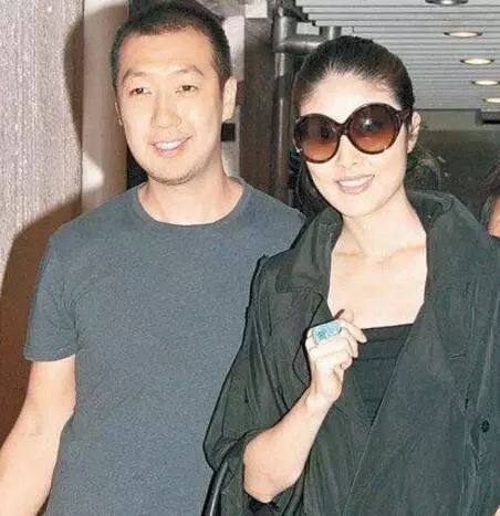 王俊凯做服务生收巨款小费超开心;关晓彤吃个