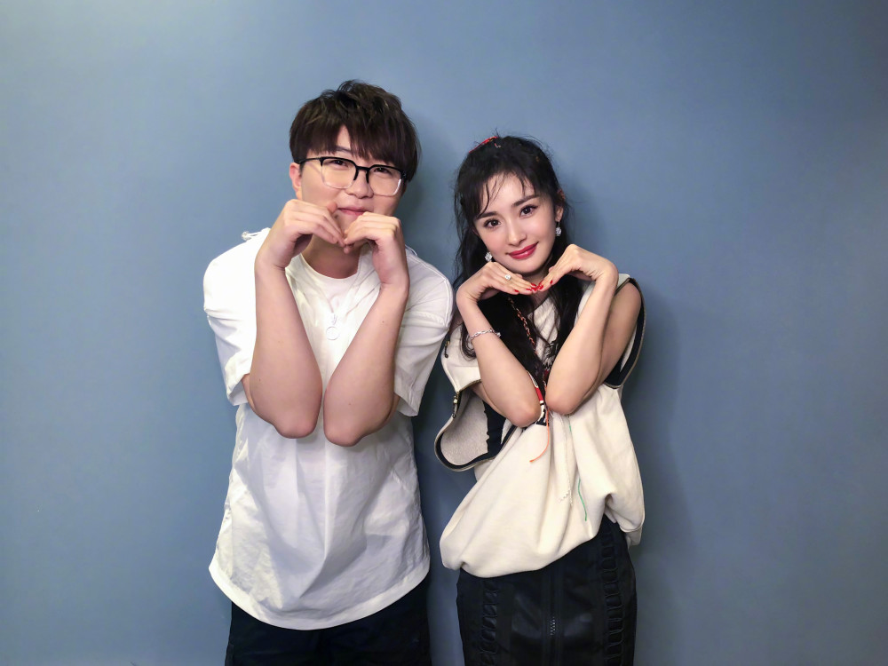 杨幂录《明日之子》被粉丝劝把衣服穿好,她反