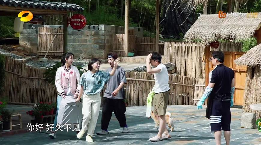 《向往2》刘宪华强撩陈都灵,气氛好尴尬,一旁