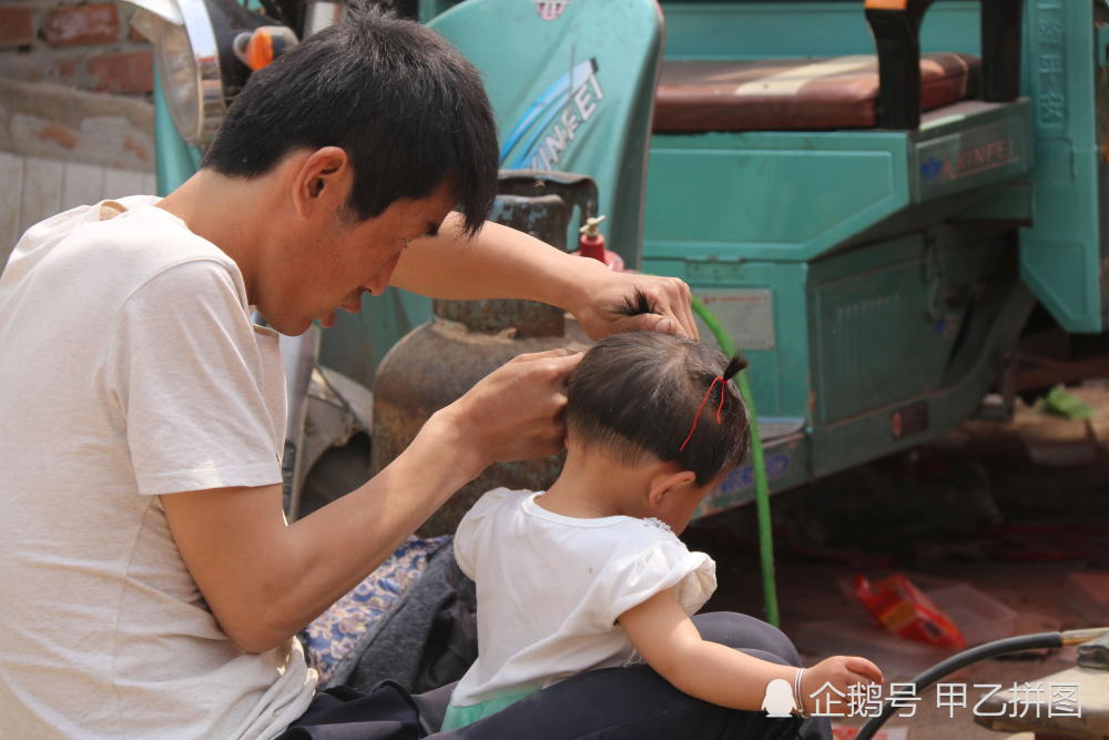 一位父亲为女儿扎小辫的照片 父亲节网络走红