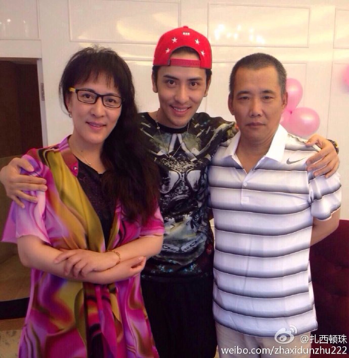 扎西顿珠晒旧照缅怀父亲:我偶尔会梦见您,永远