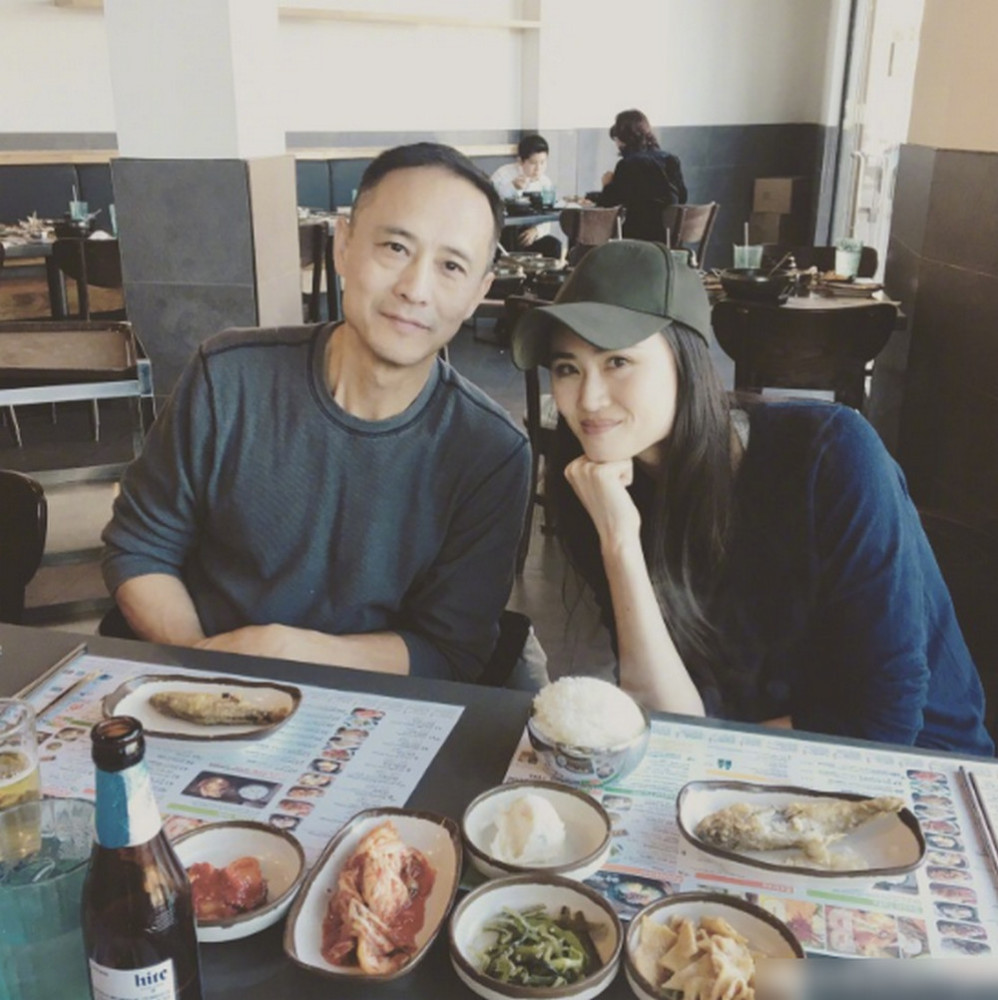 李安琪晒出与父亲合照 父女二人头挨头尽显亲密