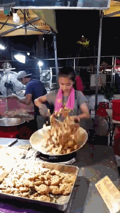 13岁小美女夜市颠勺炒肉动作娴熟 网友大喊要去排队吃