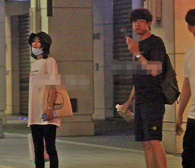 林更新烟瘾真大?与女神王丽坤就餐不停吸烟,对方还一直迁就他