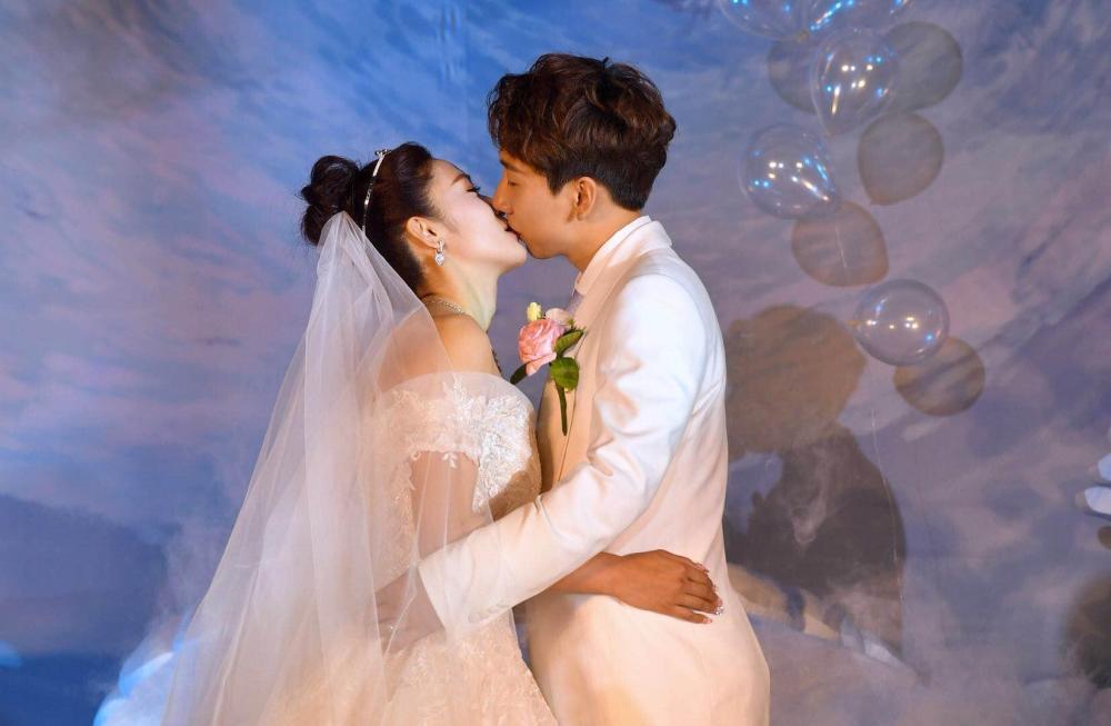 冰上伉俪大婚韩天宇刘秋宏婚礼现场甜蜜落泪
