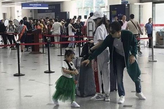 戚薇李承铉带女儿录制综艺,长相乖巧可爱至极