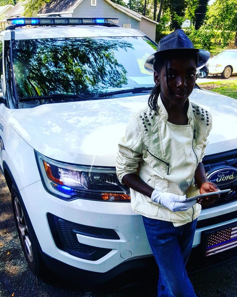 12岁男孩完美模仿迈克尔·杰克逊太空步,警官