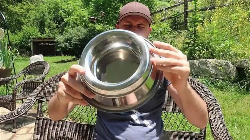 小哥家二哈总是打翻水碗,换了n个碗都没法解决,网友:换狗啊