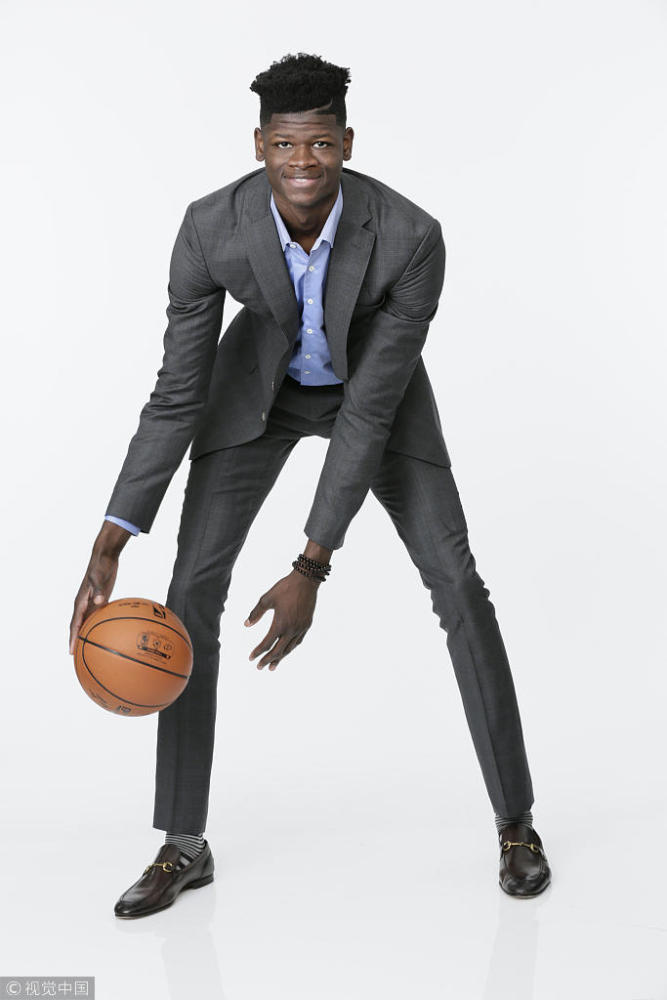 选秀大会球员写真西装搭篮球毫无违和感