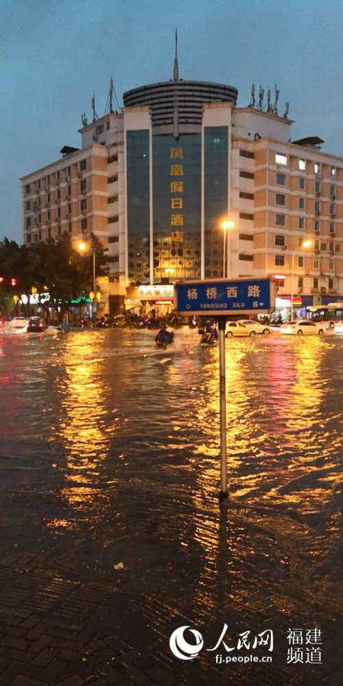 福建多地暴雨福州城区再度"看海" 网友调侃大雨把整座城市倾倒