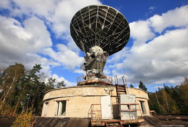 无人看管令其破烂不堪,森林中被遗弃的俄罗斯海军观测站