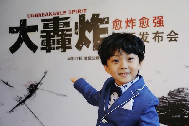 当4岁的李庆誉都因拍戏受伤,你就不得不对《大轰炸》肃然起敬了