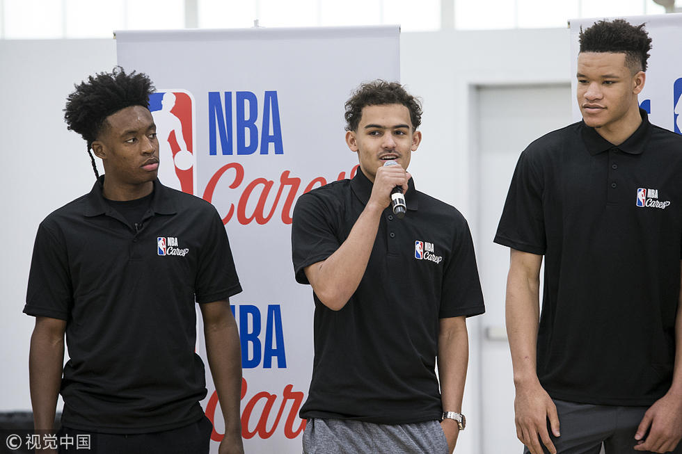 新秀出席关怀活动 艾顿备受关注接受采访