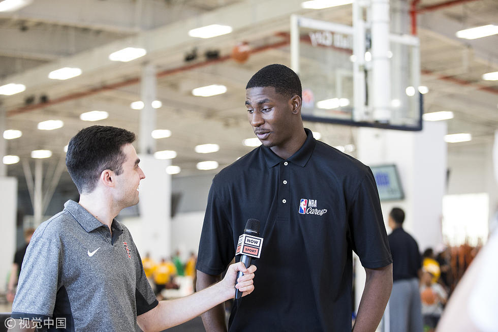 新秀出席关怀活动 艾顿备受关注接受采访