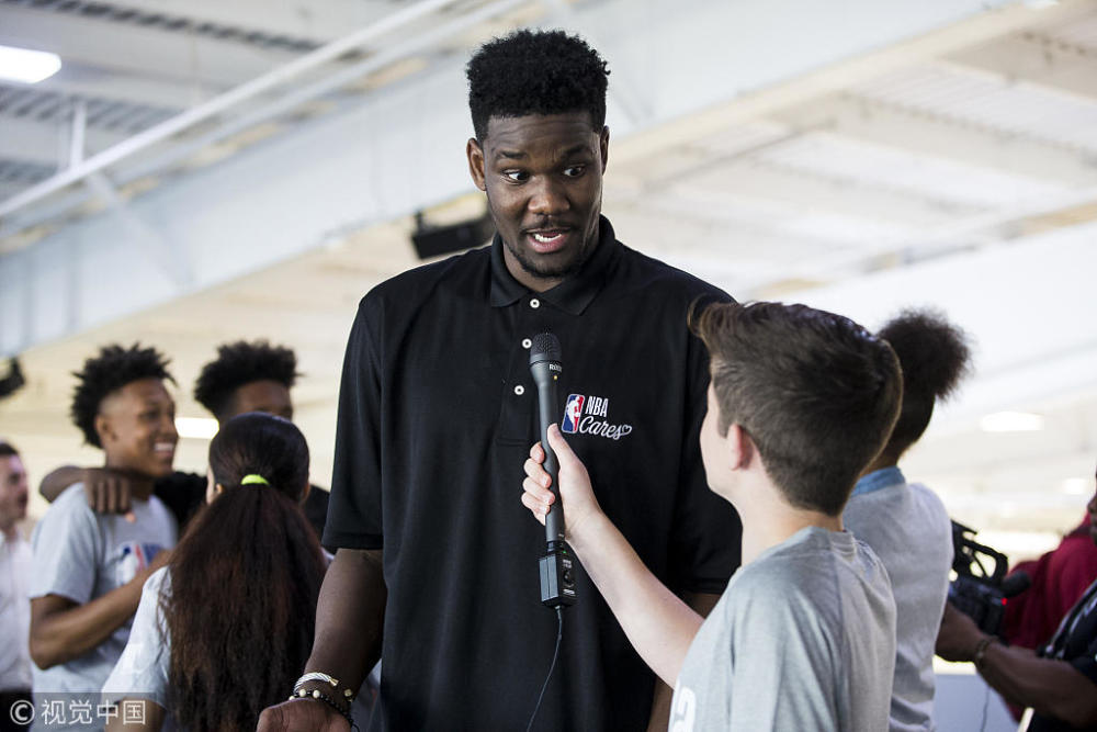 新秀出席关怀活动 艾顿备受关注接受采访