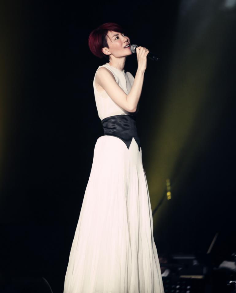 《幻乐之城》首期录制完成易烊千玺现场告白,王菲笑称他是祖传粉