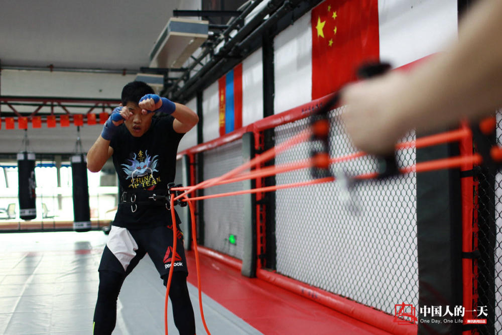 从放牛娃到吸血魔 李景亮曾85秒KO外国拳手