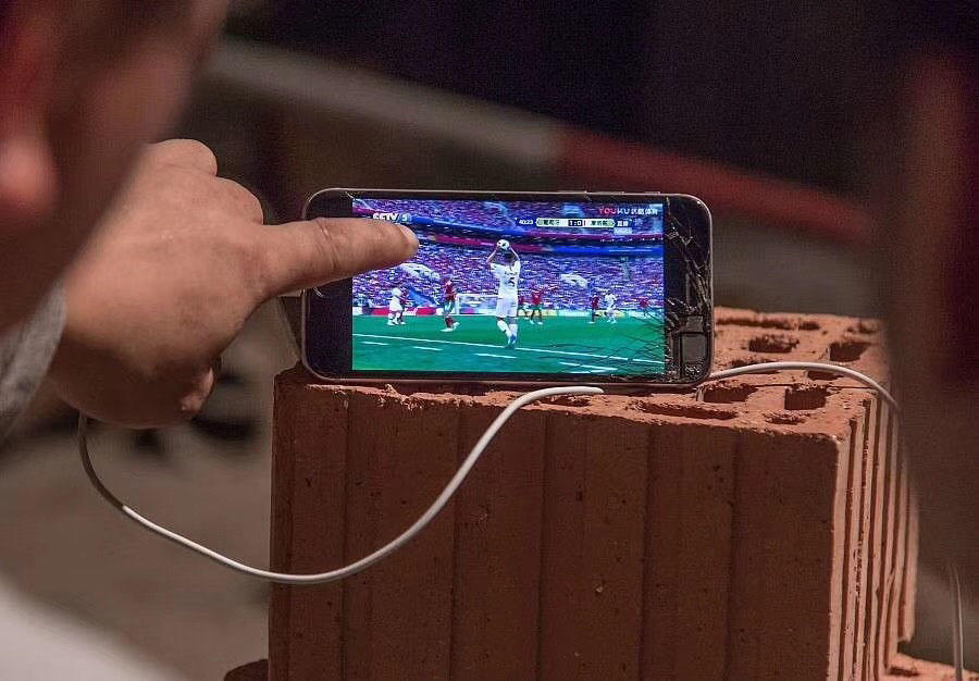 工地上的世界杯:砖头搭起手机直播架 小本子记流量开销