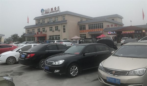 驻马店女子凌晨被甩服务区 高速交警及时相助