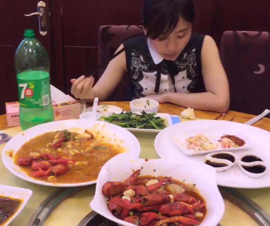 大胃王密子君吃龙虾盛宴,清蒸蒜蓉麻辣全都有,吃破产不够塞牙缝