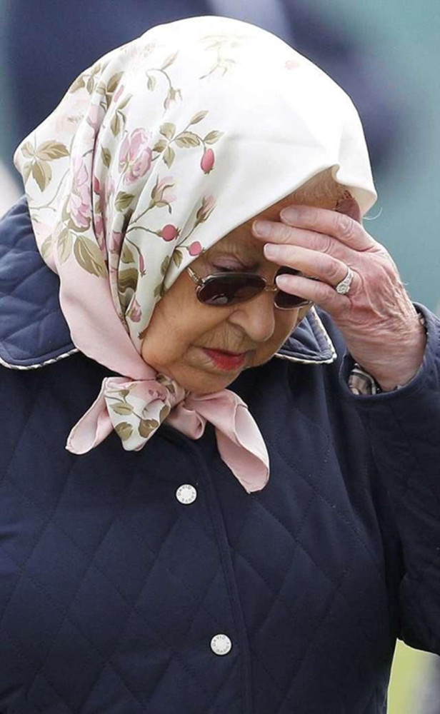 英国女王"大妈装"价值9百元人民币,还是美丽优雅的伊丽莎白吗?