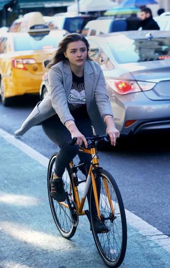 聊聊"超杀女"科洛·莫瑞兹街头骑单车,青春洋溢瞬间让人眼界开阔!