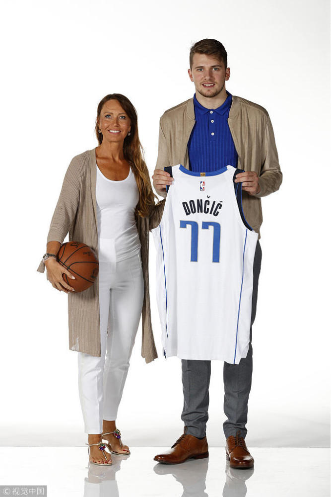 东契奇中文八级?选77号球衣携妈妈拍写真