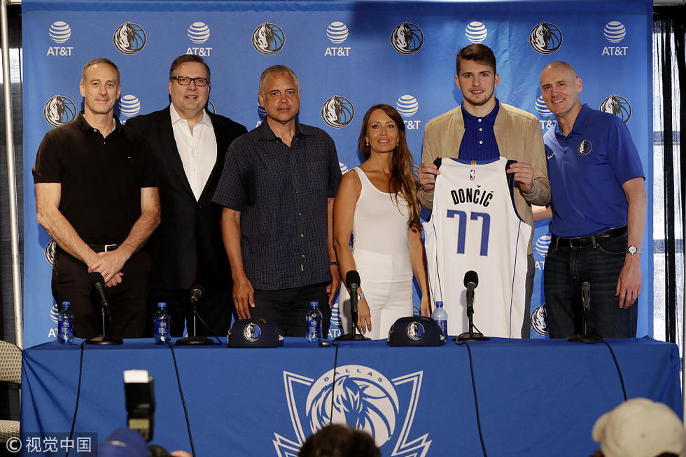 东契奇中文八级?选77号球衣携妈妈拍写真