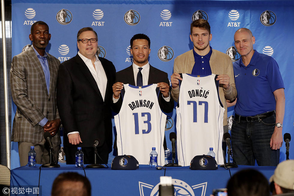 东契奇中文八级?选77号球衣携妈妈拍写真