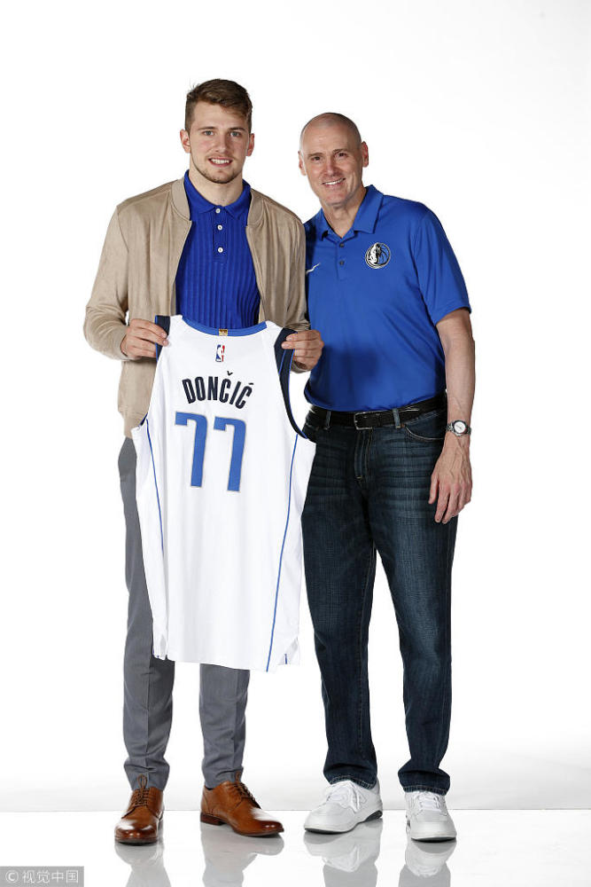 东契奇中文八级?选77号球衣携妈妈拍写真