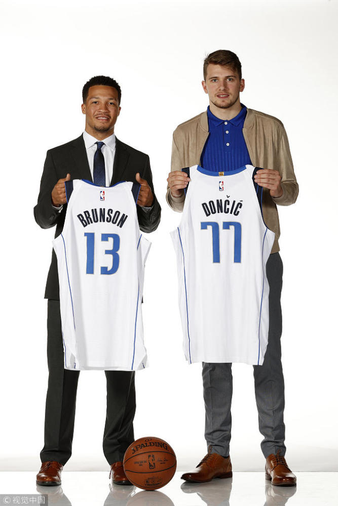 东契奇中文八级?选77号球衣携妈妈拍写真