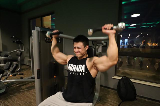 ifbb男子古典健美职业卡第一人 健身圈偶像陈康来厦