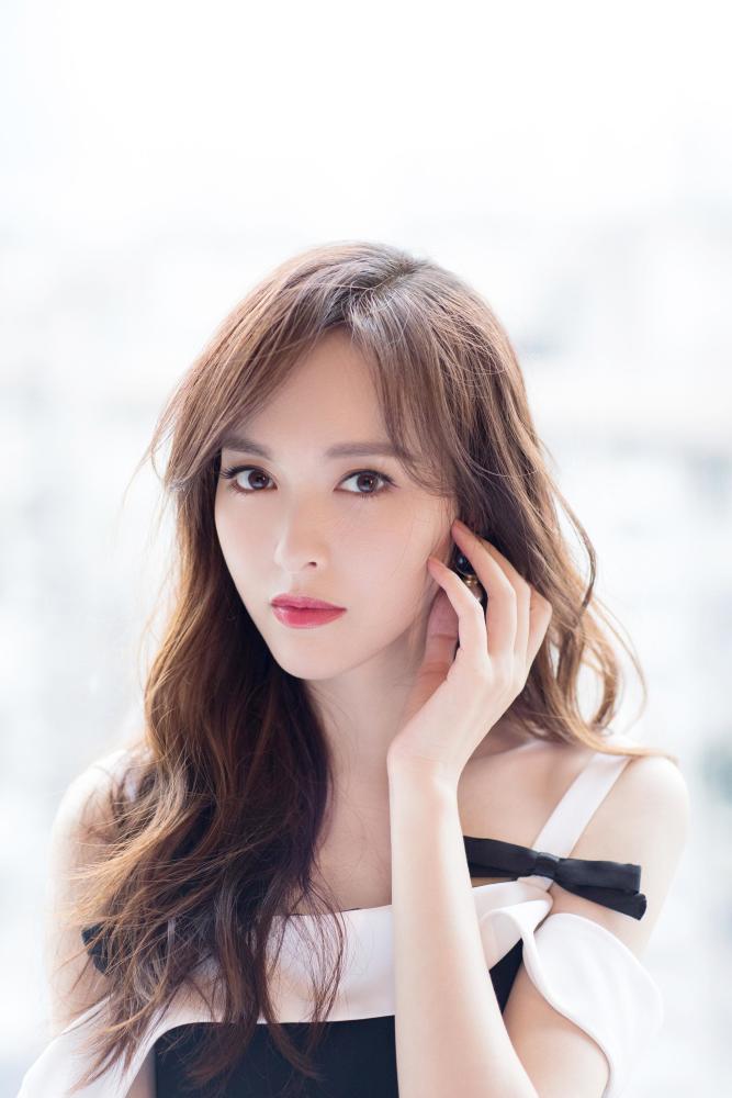 唐嫣被称为新四小花旦之一,穿黑白吊裙亮相显优雅,你们喜欢吗?