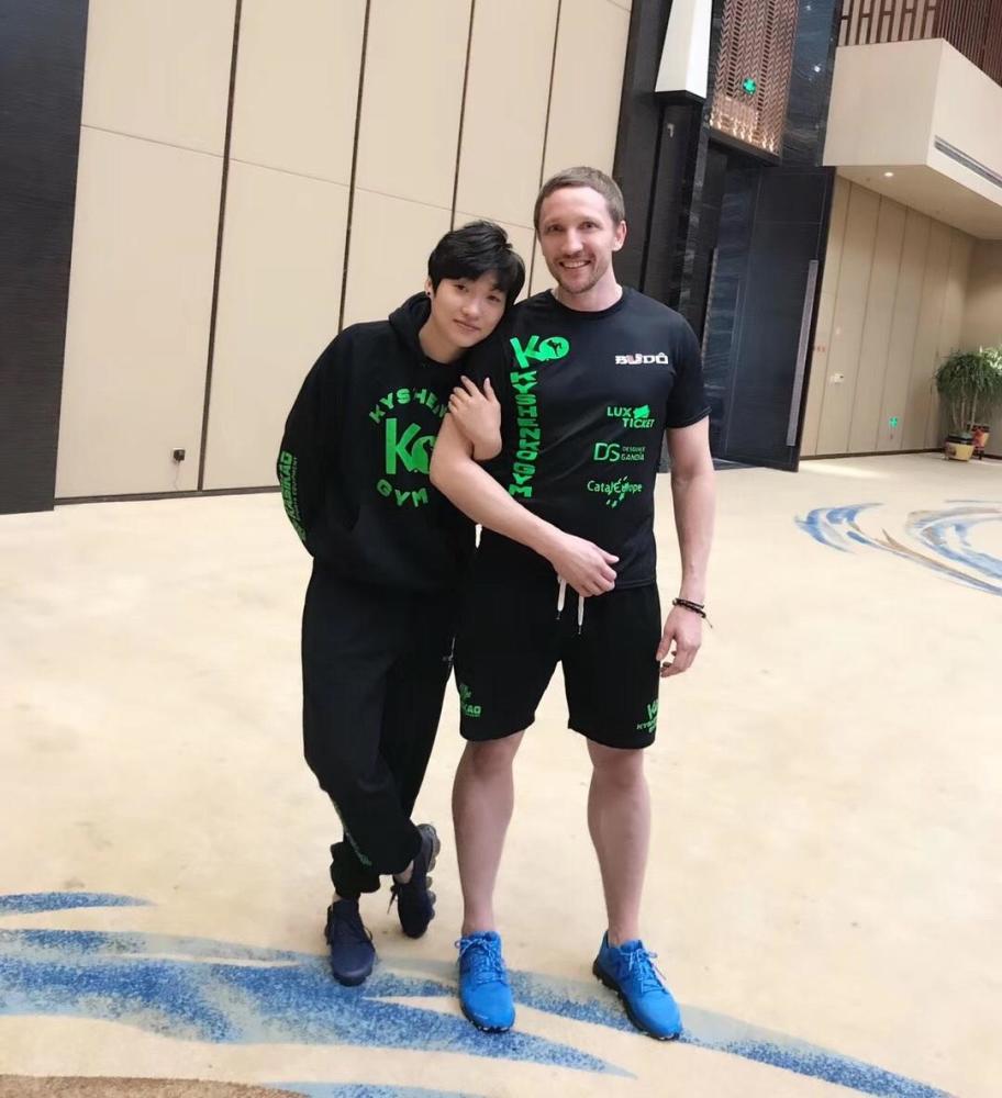 "ko女王"汪柯菡自曝跨国恋情 疑似海外男友浮出水面