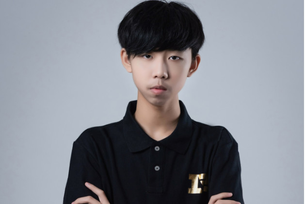 斗鱼主播xdd小叮当正式加入皇族战队,它会成为韦神二代吗?