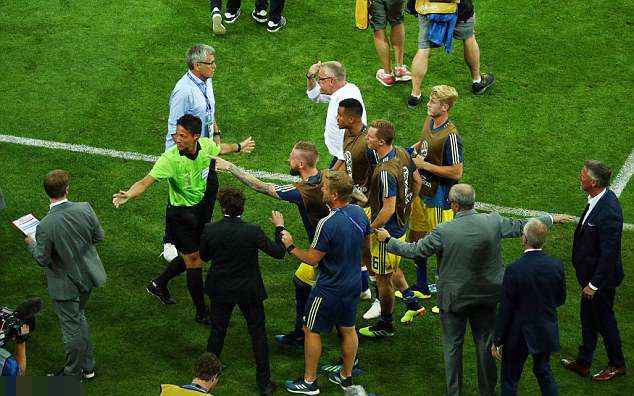 得意忘形,德国2:1绝杀瑞典教练组成员打脸惹冲