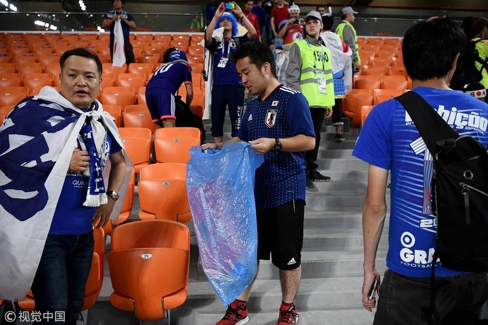 这个要点赞!日本球迷赛后自发清理看台垃圾
