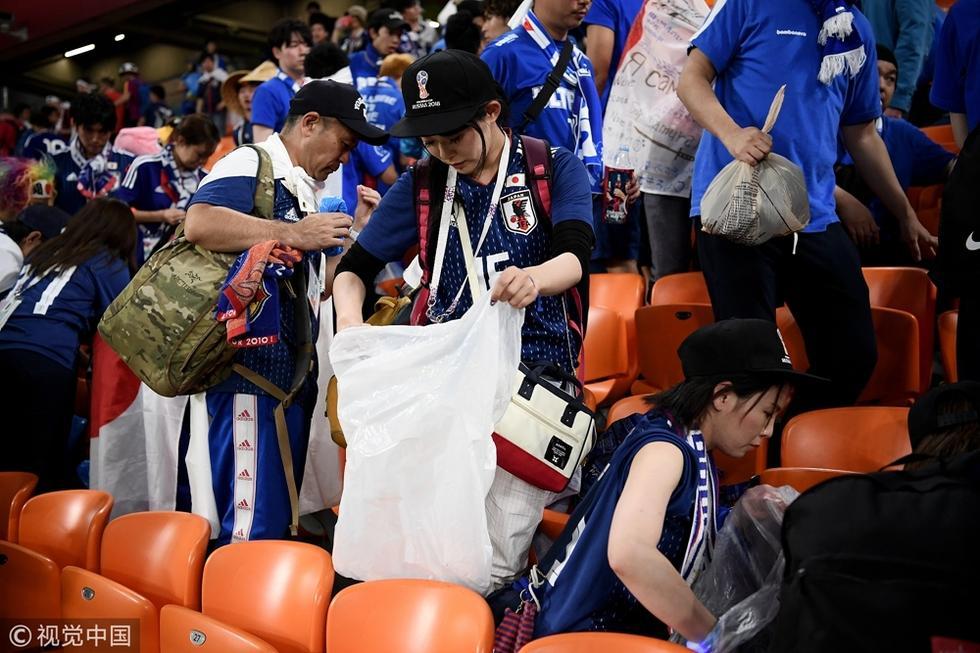 这个要点赞!日本球迷赛后自发清理看台垃圾