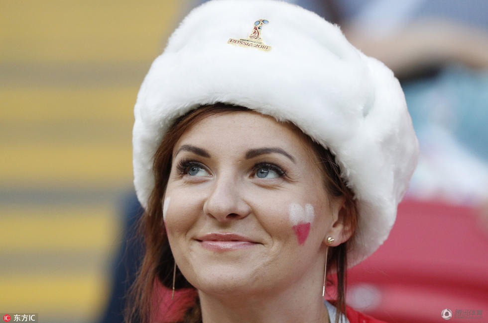 波兰哥伦比亚美女球迷亮眼 颜值PK难分胜负