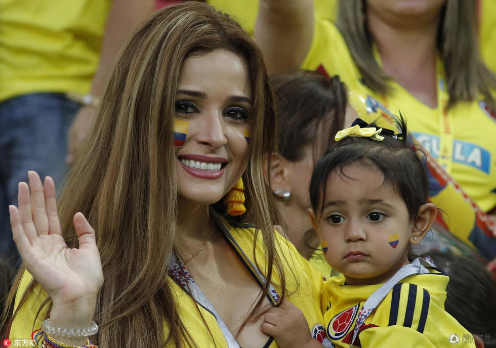 波兰哥伦比亚美女球迷亮眼 颜值PK难分胜负