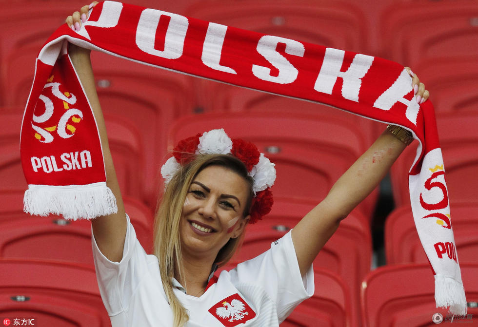 波兰哥伦比亚美女球迷亮眼 颜值PK难分胜负