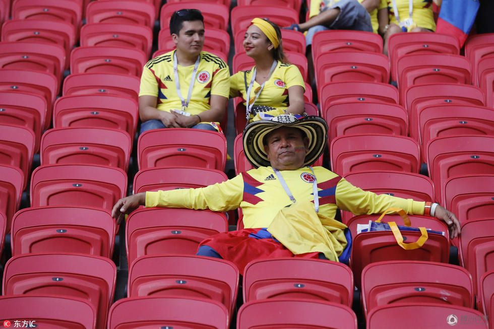 波兰哥伦比亚美女球迷亮眼 颜值PK难分胜负