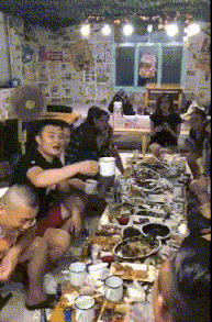 gif段子:表弟一声惨叫撒腿就跑,女朋友也吓得摔倒了!