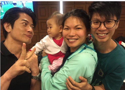 郭富城近照颜值重回巅峰,与小孩合照眼神宠溺