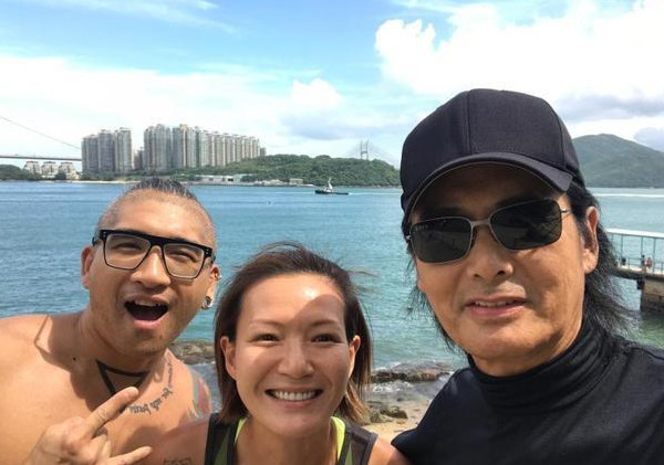 卢巧音与老公爬山偶遇周润发 发哥还向她传授