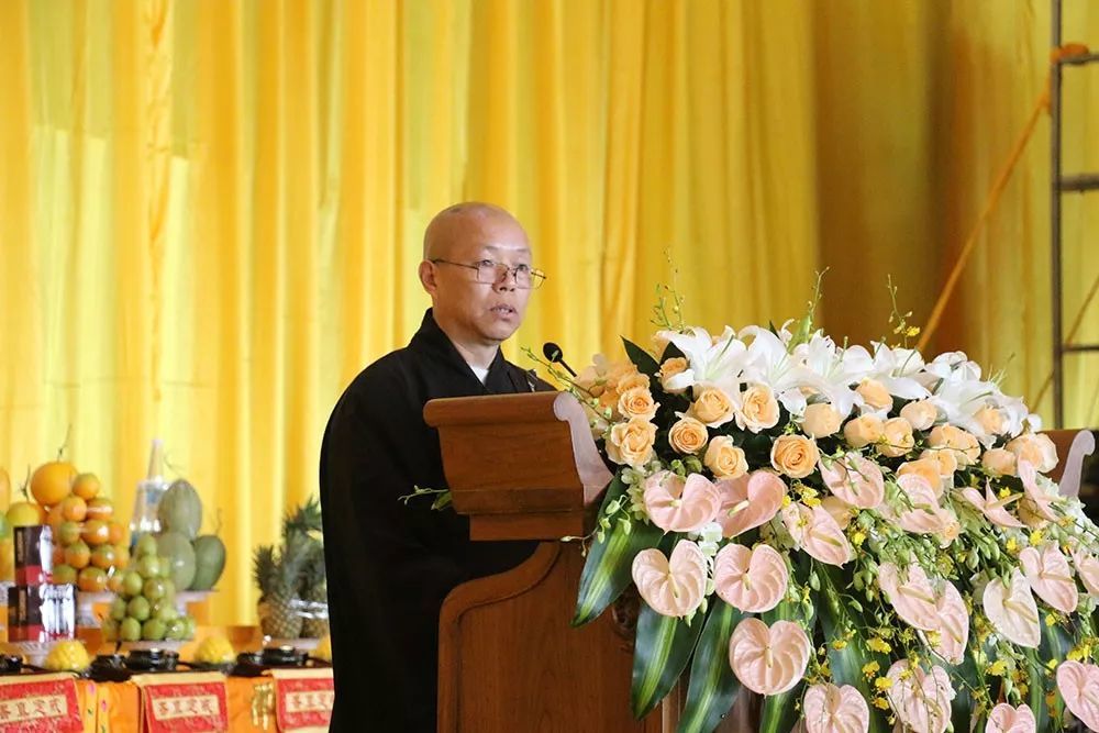 法师代表江苏省佛教协会对无相长老的示寂表示沉痛的哀悼和无限的缅怀