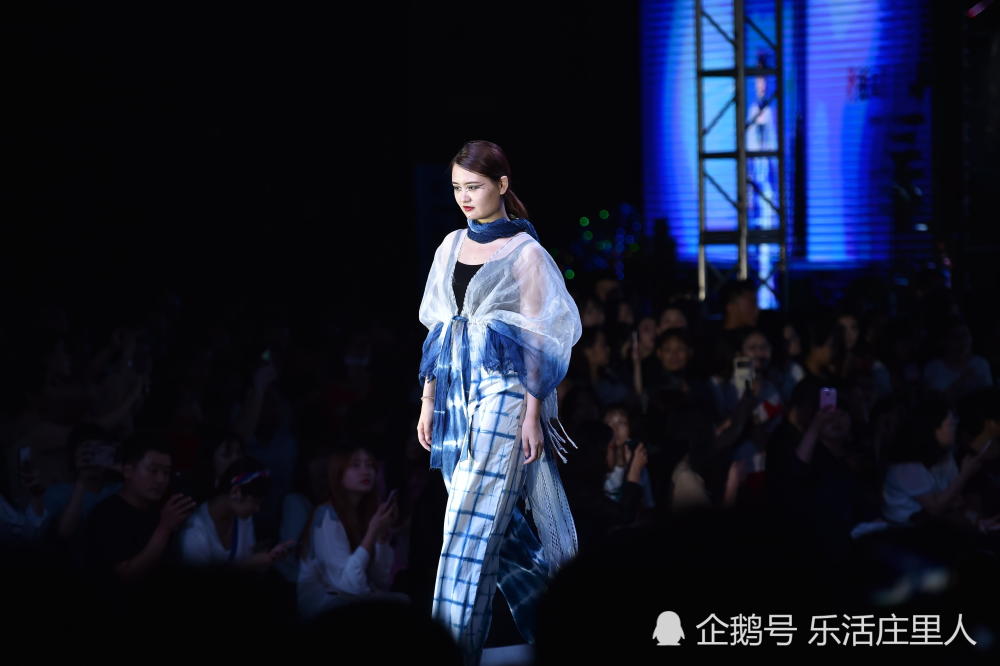 95后大学生服装毕业设计展奇葩服饰,大学生