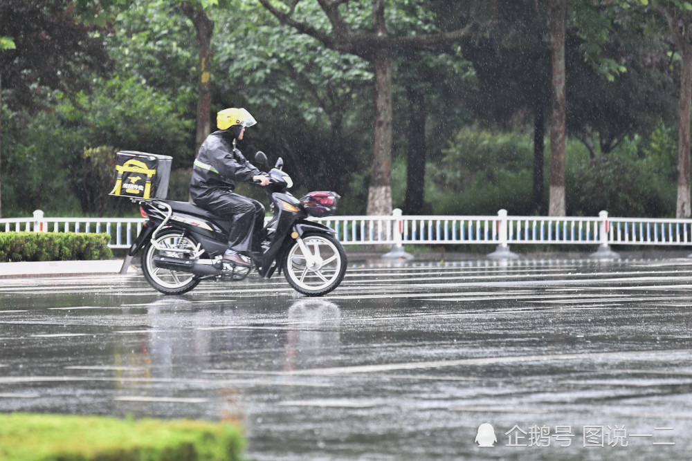 雨中狂奔的外卖小哥不要忘了注意安全