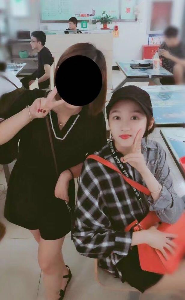 关晓彤现身学校食堂吃饭,和女同学亲切合影,恋爱后越来越美了