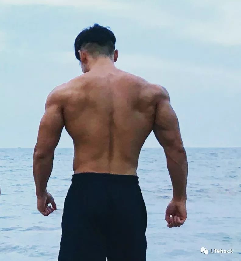 这张肌肉男背影照让网友不淡定了